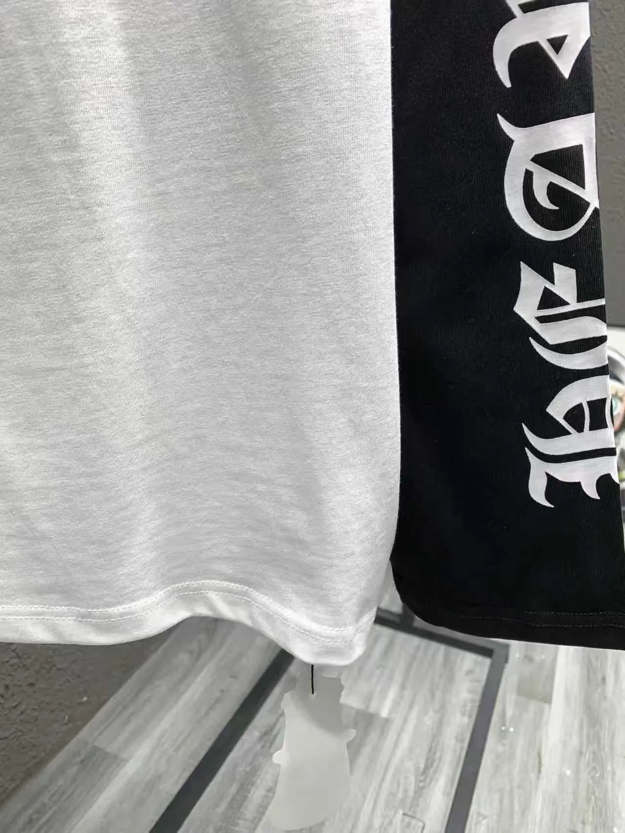 P170 Chrome Hearts 🍁Long T series🍁 Will be available at counters simultaneously in 2022❤ The fabrics have been fully upgraded! ! Crowe black and white letters large horseshoe color matching long-sleeved T. Imported environmentally friendly glue printing and dyeing replica version 1:1 high weight original fabric Color: black and white combination Size: S Length 70 Chest 105 Shoulder width 45 Sleeve length 56 M Length 72 Chest 110 Shoulder width 47 Sleeve length 58 L Length 74 Chest 115 Shoulder width 49 Sleeve length 60 XL Length 76 Bust 120, shoulder width 51, sleeve length 62